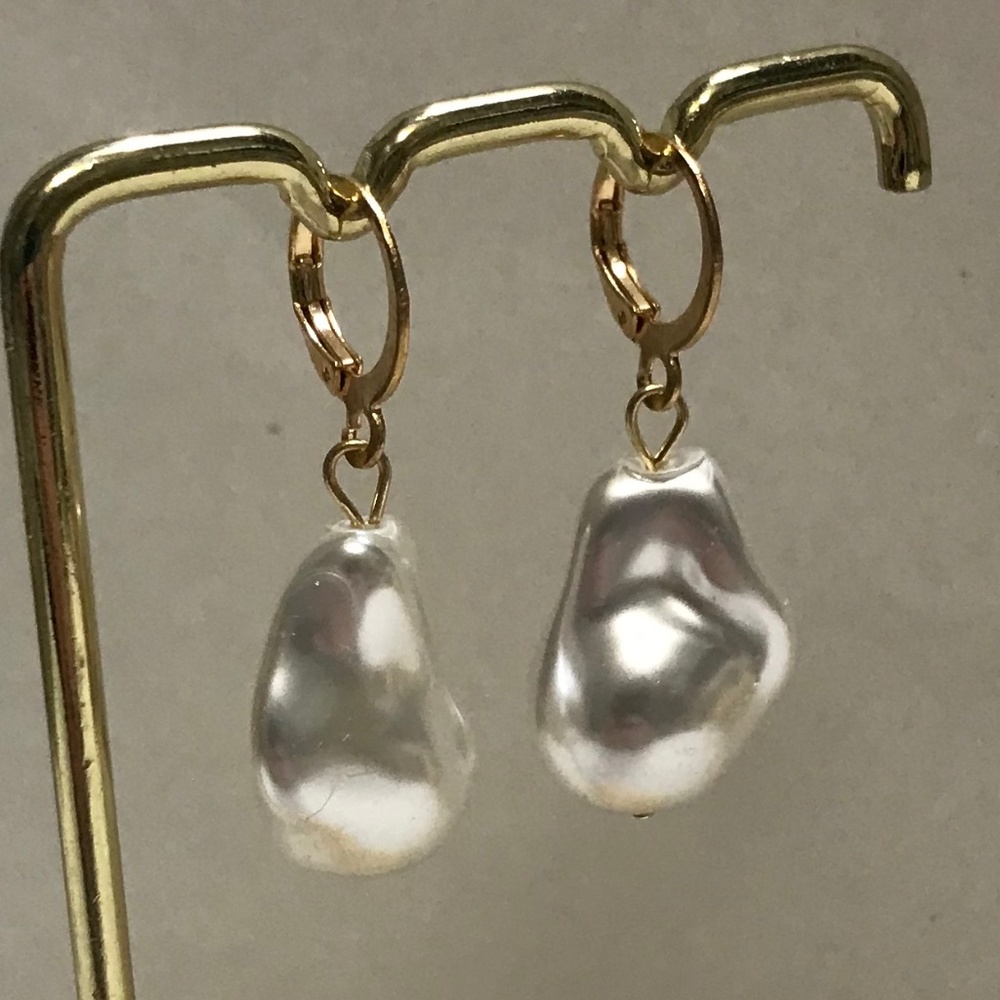 Kate Middleton Gold Hoop with Large Pearl Earrings, Handmade Replicas - Picture 7 of 12